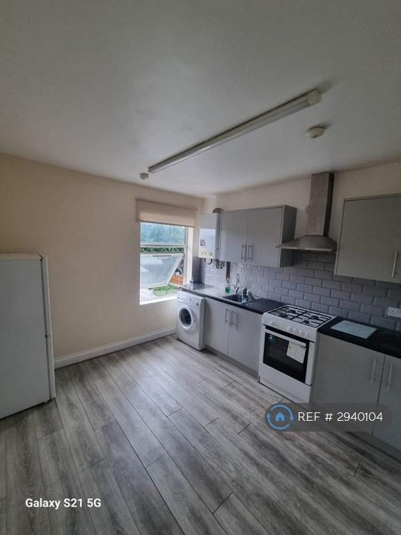 2 bedroom flat in Sycamore Road, Smethwick, B66 (2 bed) (#2940104)