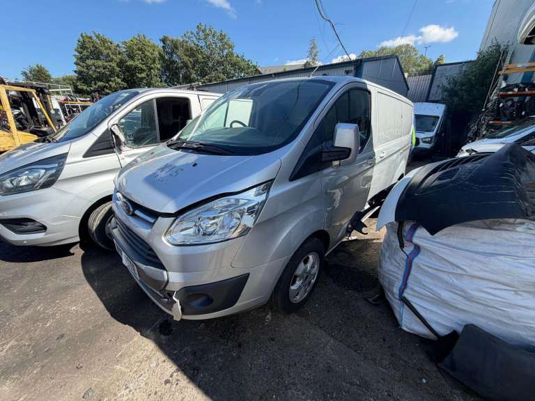 FORD TRANSIT CUSTOM 270 LIMITED LR P/V SWB 2.0 DIESEL BREAKING FOR PARTS'