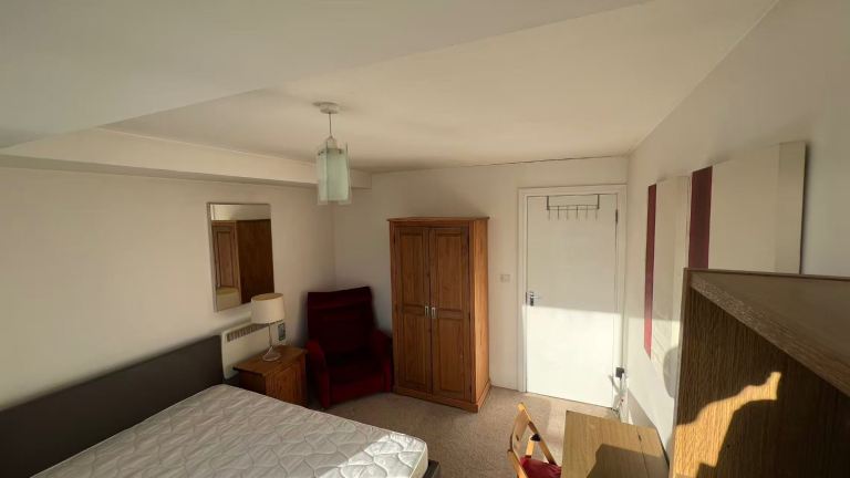 Spacious bright double room in Feltham bills included 