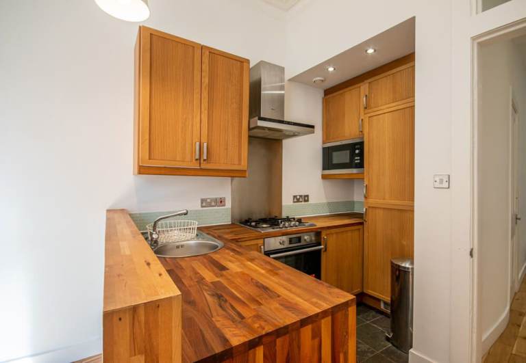 Highly desirable, 2 bedroom, unfurnished flat off Elm Row – available March!