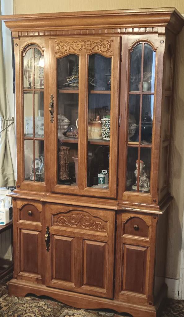 Elegant Wooden China Display Cabinet 