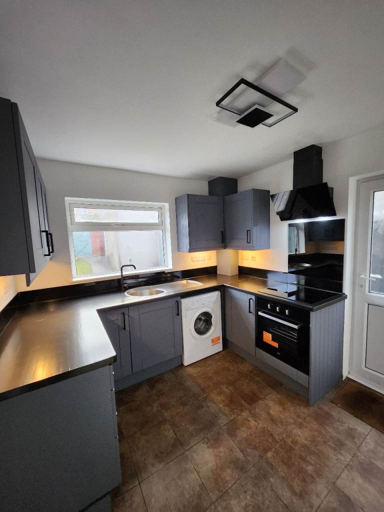 3 Bed Semi-Detached House to rent BS13