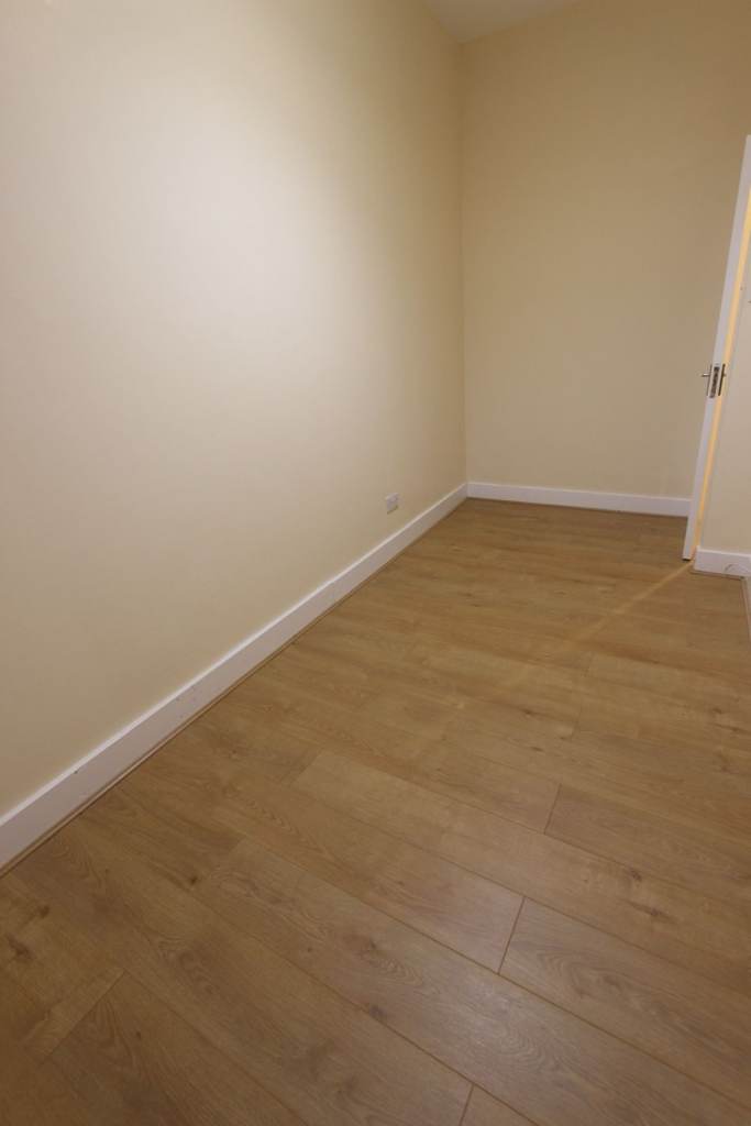 First Floor 1 bed flat  moments from WEST KENSINGTON. Available NOW. Suit Students or professionals.