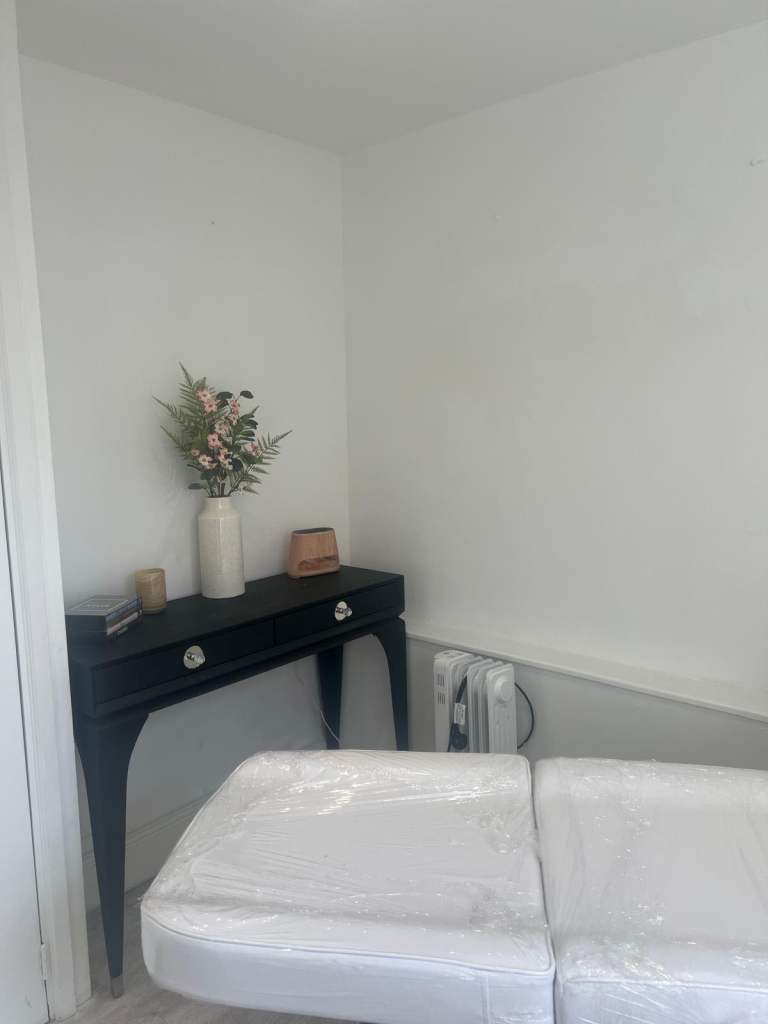 Shop rent beautiful salon room 