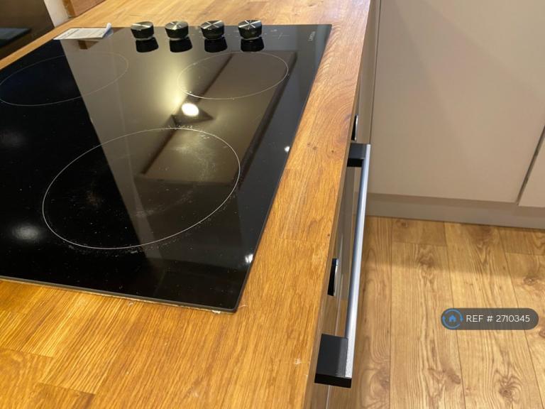 2 bedroom flat in Tower Bridge Road, London, SE1 (2 bed) (#2710345)