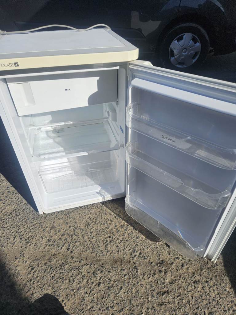 Under counter fridge with Icebox 