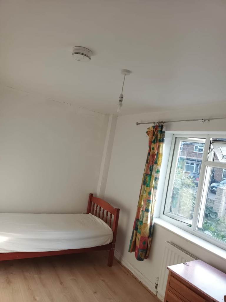 A good size single room available in CB5 Ditton Fields