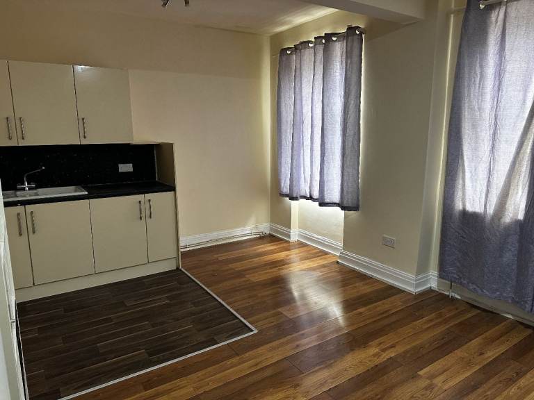 Room to Rent with Private Bathroom & Kitchenette – Stretford