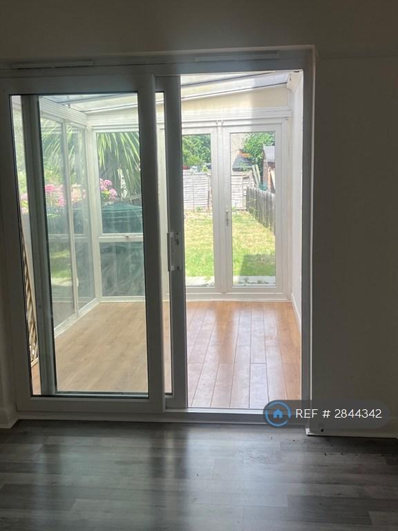 2 bedroom flat in The Close, South Norwood, SE25 (2 bed) (#2844342)