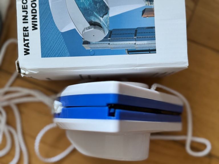 Water injection Magnetic window cleaner