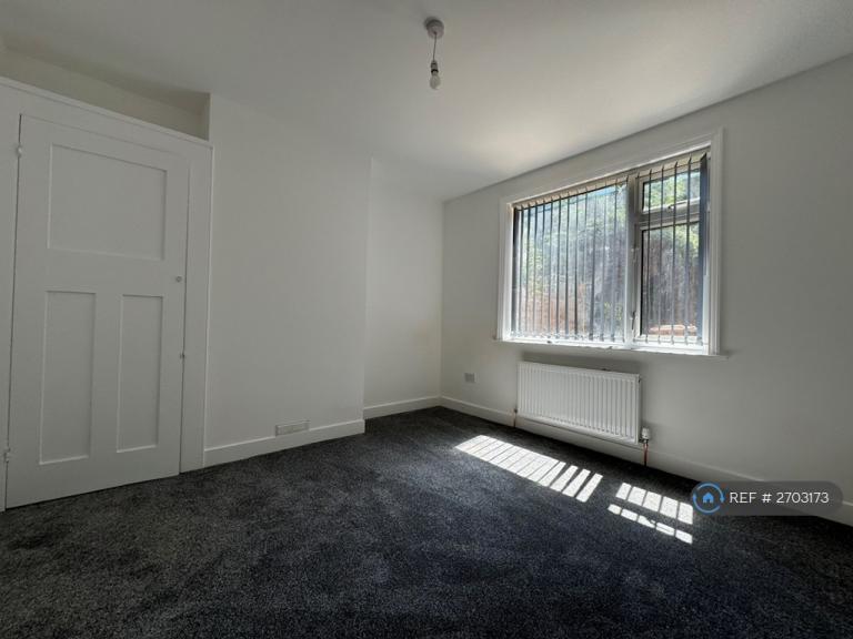 2 bedroom flat in Lower Queens Road, Ashford, TN24 (2 bed) (#2703173)