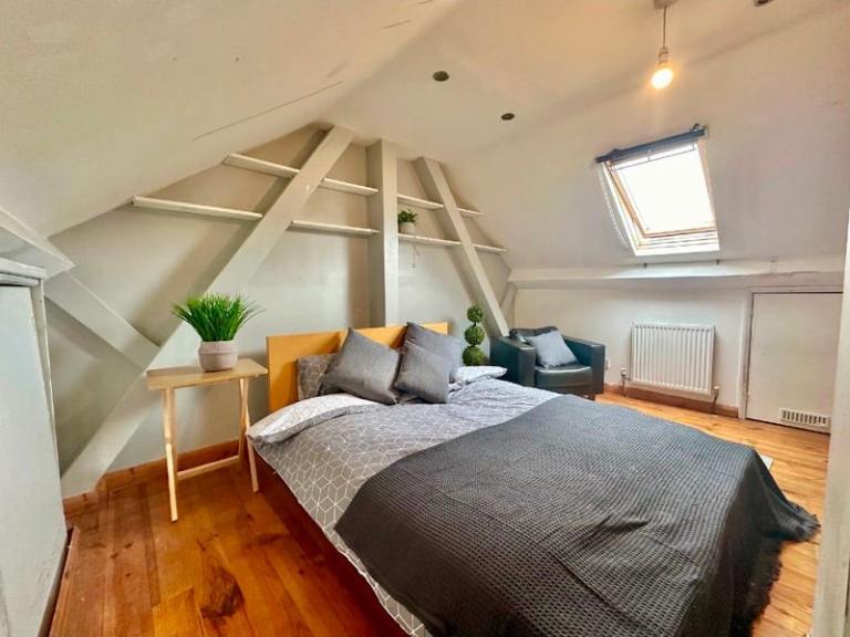 🍁Super Large Double Room – East India/Canning Town📍
