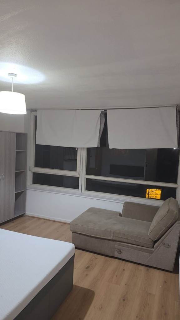  **large double available £550 a month all bills included ***