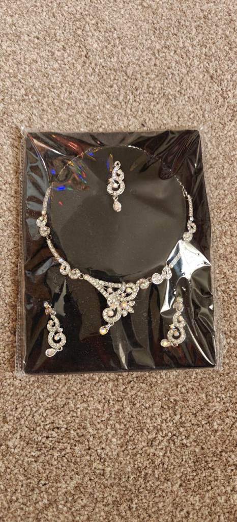 Beautiful Silver Coloured Jewellery Set – Necklace, Earrings, Headpiece