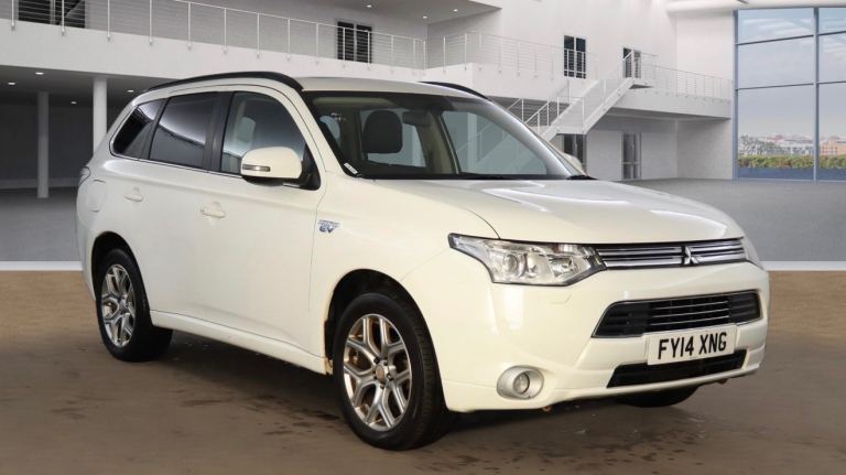 2014 White Hybrid Mitsubishi outlander 2.0 4WD station wagon 