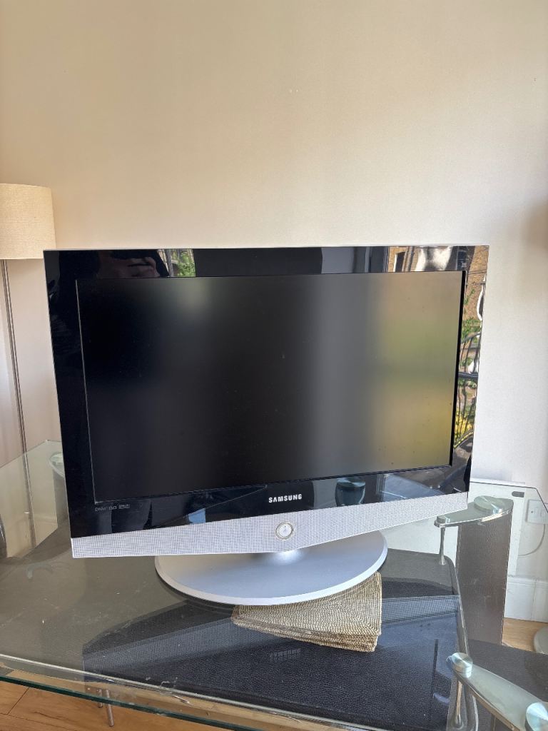 Samsung HD TV - 42” - great condition 