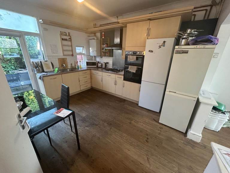 Large Double Room to Rent in House Share in Wells House Road, North Acton, NW10 6EE