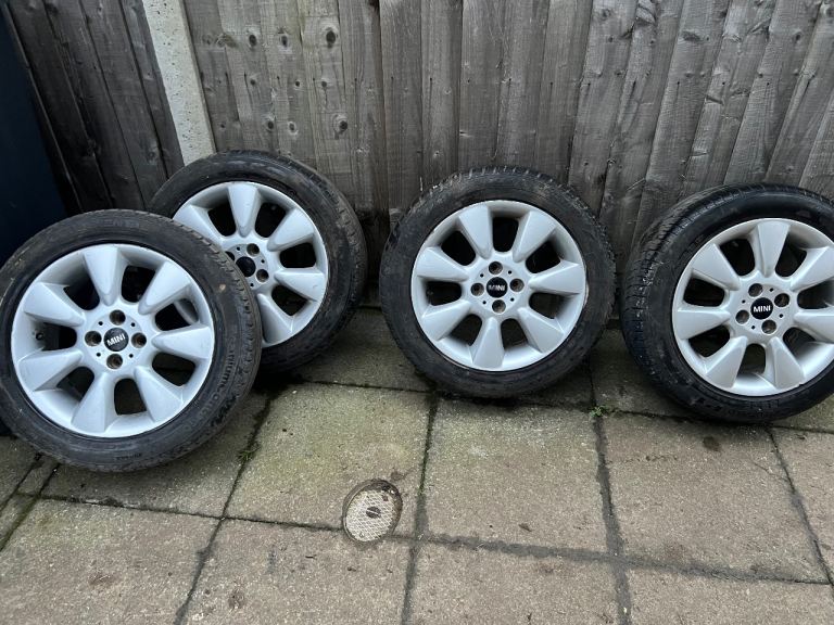 Set of 4 GENUINE Mini tyres with alloys included 