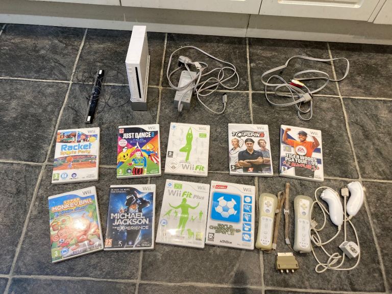 Nintendo Wii Console Bundle with Games and Accessories