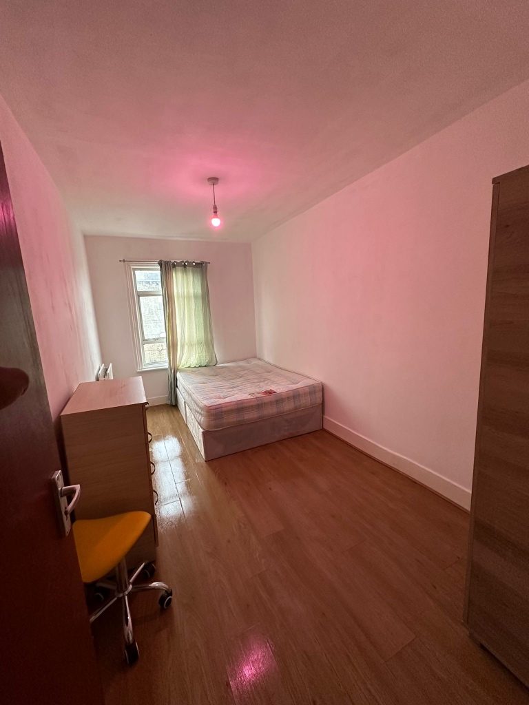 Female Only - Spacious Double room in Acton Central 