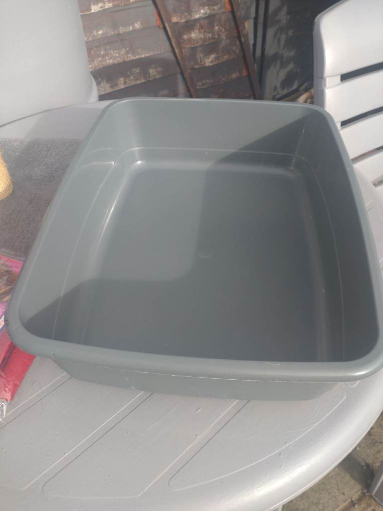 Cats litter tray 18 in long by 24,in wide by 5 deep pick up only 