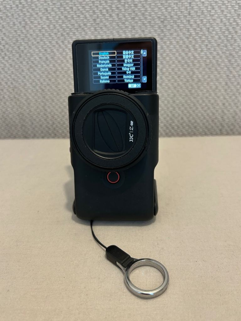 (SOLD SRY)Canon Power Shot V10 20.9MP Compact Vlogging Camera - Black Excellent condition 