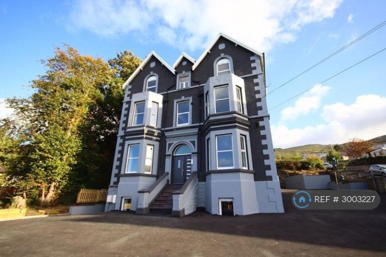 1 bedroom flat in Fernbrook Road, Penmaenmawr, LL34 (1 bed) (#3003227)