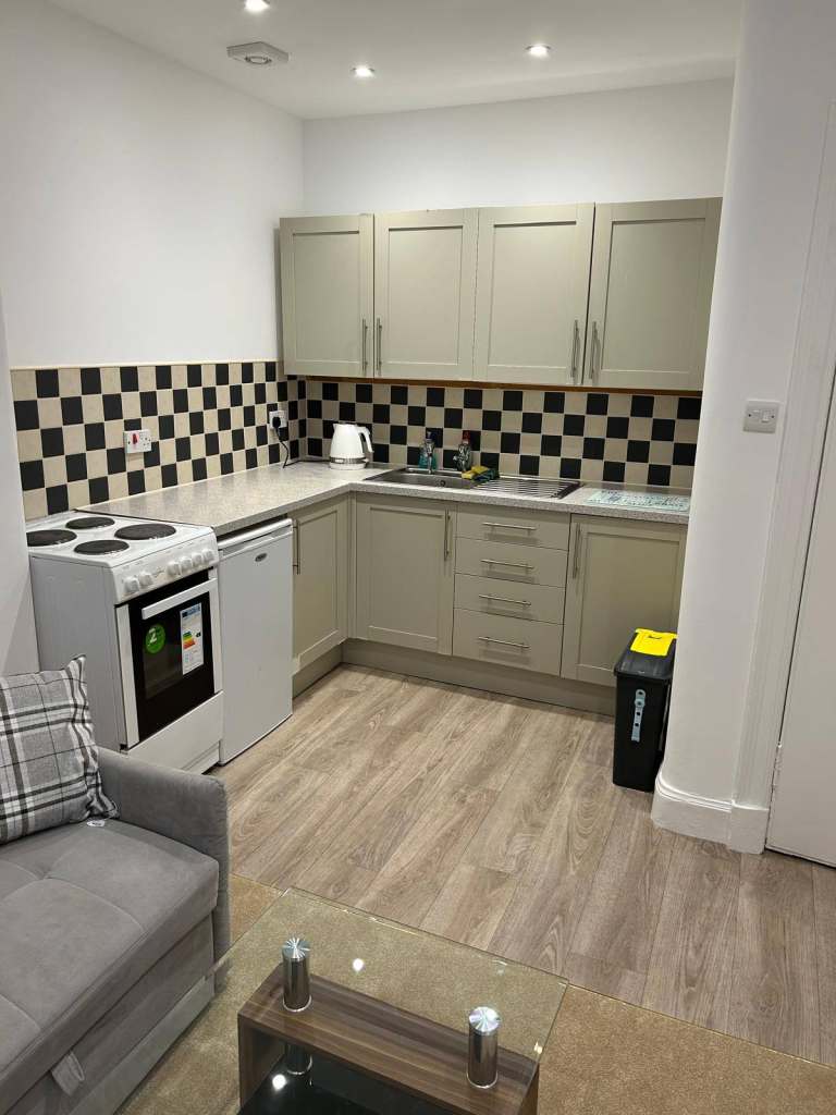 £995. No Deposit - Easter Rd- Dickson Street. Beautiful 1 bedroomed 3rd floor- double glazed