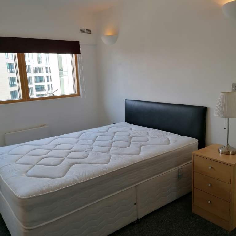 Bedroom with en-suite bathroom in Leeds City Centre