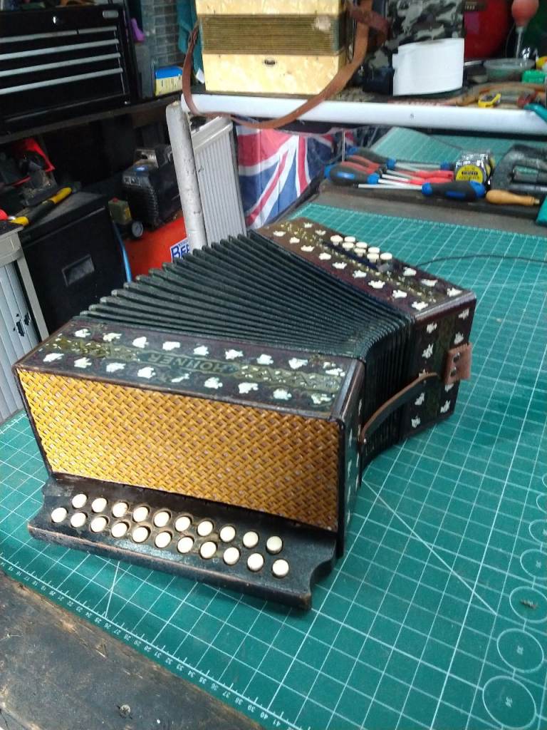 VINTAGE HOHNER BUTTON ACCORDIAN