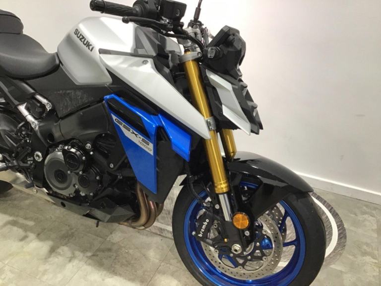 Suzuki GSX-S1000 2025 TFT model.