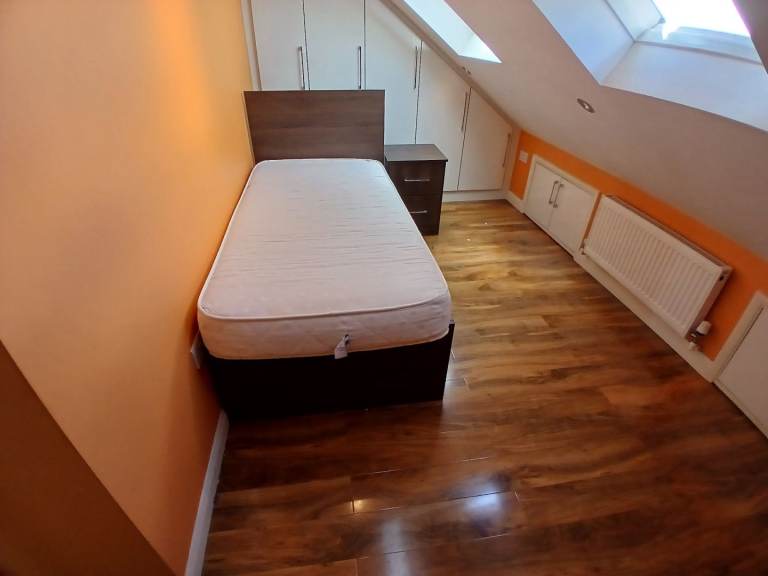 Spacious Single Room With ALL BILLS INCLUDED near Tooting Station in Mitcham