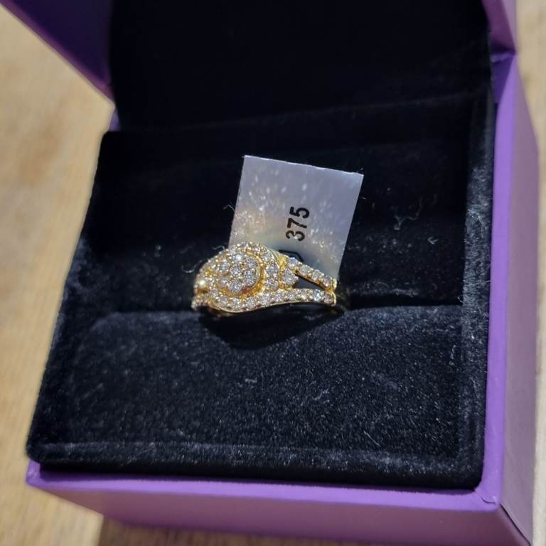 Gold 9ct Diamond cluster ring.  0.50ct. 