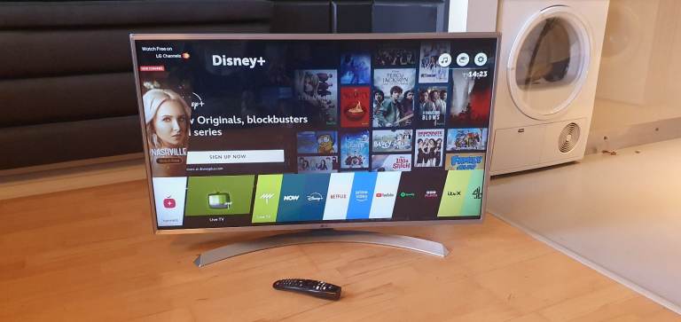 FREE LOCALL DELIVERY PREIMUM LG 43UJ701V 43 INCH UHD HDR 4K SMART TV £120 NO  OFFERS THANKS 
