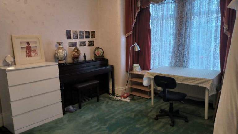 Spacious clean beautiful quiet double room only 3 min.walk to East ham tube station