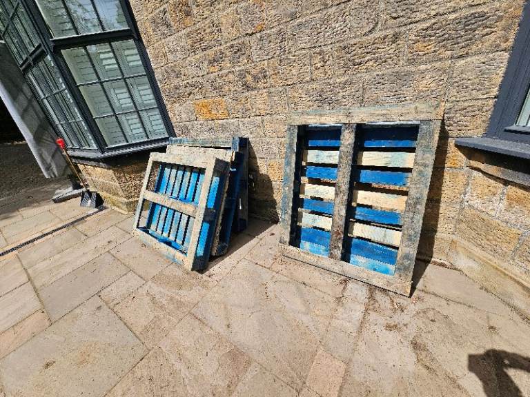 4 pallets. 120 x 100 cm. Blue painted wood. Very sturdy