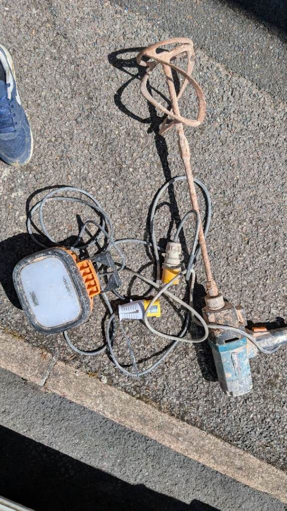 Free ,Makita paddle Mixer and Work Light 110v 