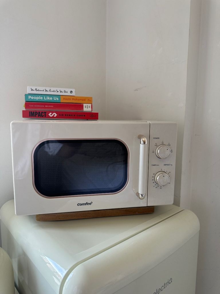 Comfee Retro Cream 20L Microwave – Excellent Condition – Collection Only