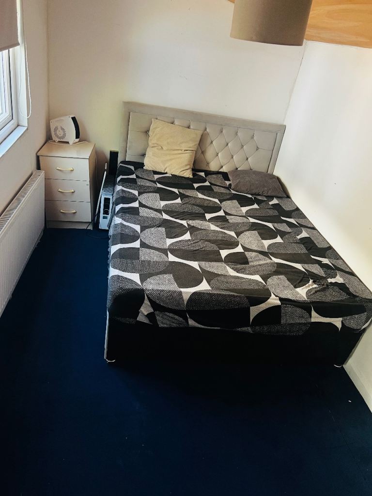 King size bedroom for rent. 
