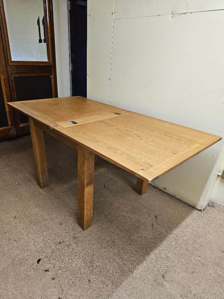 Sturdy Oak extending dining table