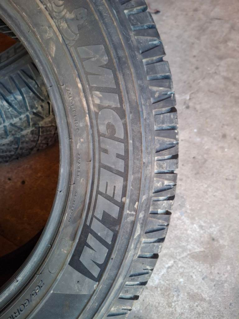 Tyres 265/60 18 Mitchelin.