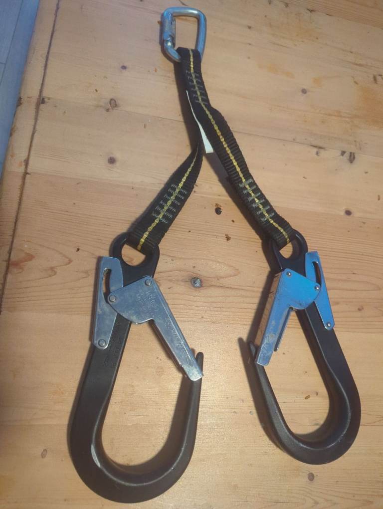 Twin fall arrest safety lanyard
