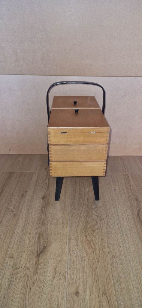 Large Vintage Arts & Crafts Wooden Standing Concertina Sewing Box a2