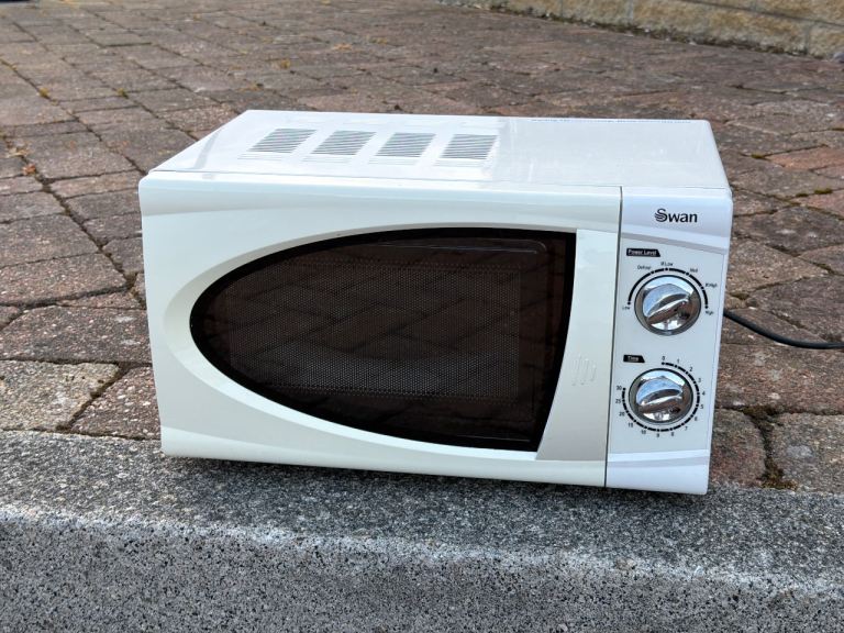 Swan Microwave Oven – White, Good Condition