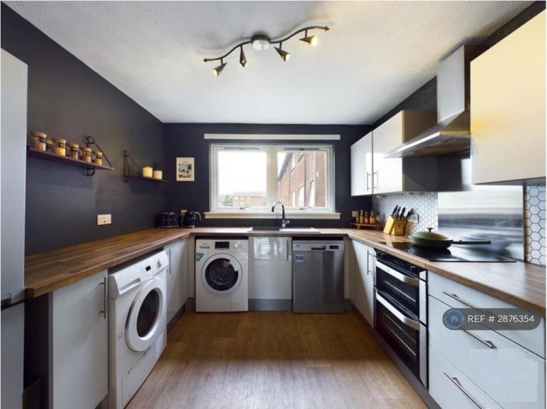 2 bedroom flat in Newhall Street, Glasgow, G40 (2 bed) (#2876354)