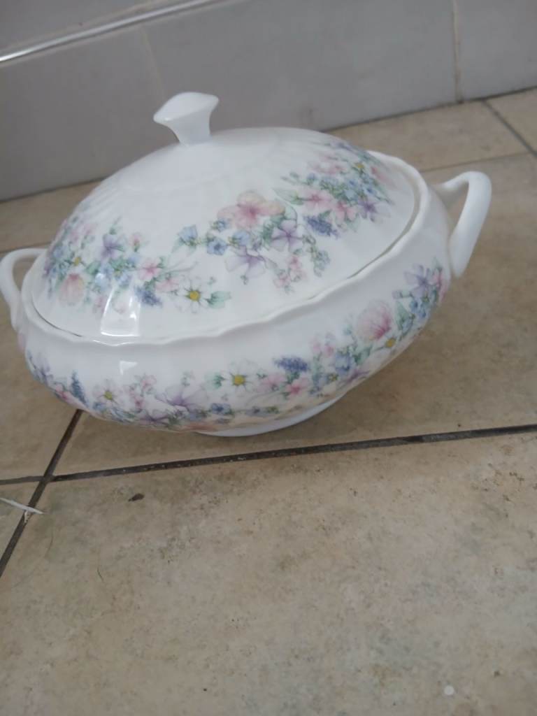 Wedgwood Angela Bone China Tureen with Lid – Good Condition