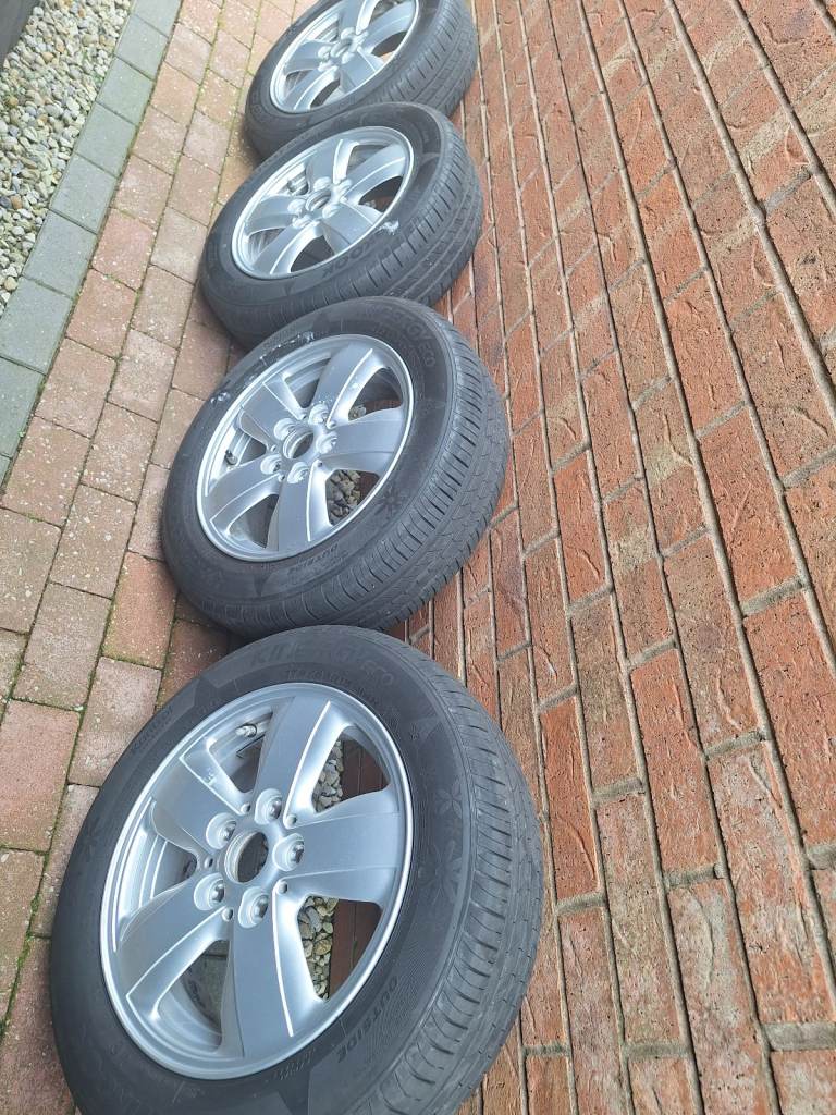 Set of 4 Mini Cooper 15inch alloy wheels with new Hankook tyres