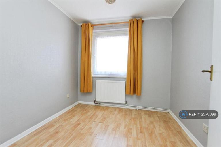 3 bedroom house in Prince Charles Avenue, Minster On Sea, Sheerness, ME12 (3 bed) (#2570398)