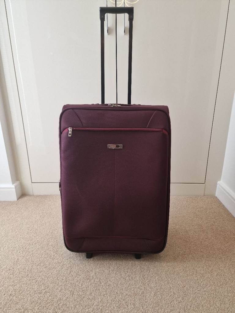 Premium Carlton Airtec Medium Suitcase (24") – Pristine Condition!