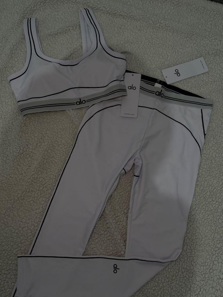 Alo Yoga White Leggings & Sports Bra Set – Good Condition